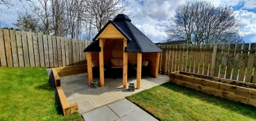 Preview: Offene Grillkota aus Fichtenholz für Outdoor-Dinner und Gartenpartys
